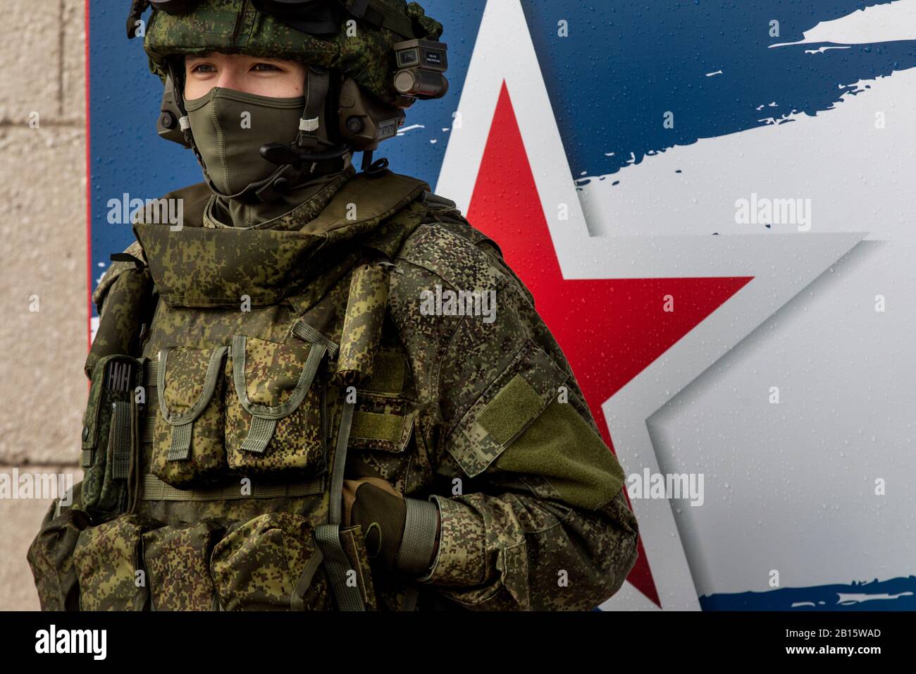 Moscou, Russie. 23 février 2020 vue de l'homme dans l'uniforme moderne de l'armée russe pendant l'action 'gardiens de la patrie à tout moment' à l'arche de l'entrée principale du VDNKh en célébration du 23 février 'Journée du défenseur de la patrie', Qui est gardée par des inscriptions dans l'uniforme traditionnel de l'armée russe de différentes époques historiques, à Moscou, en Russie Banque D'Images
