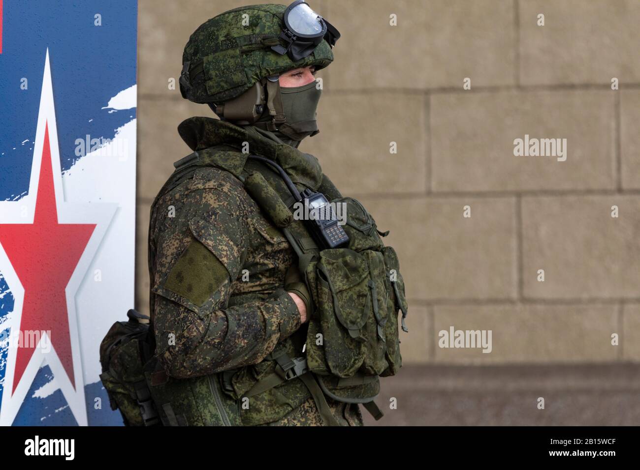 Moscou, Russie. 23 février 2020 vue de l'homme dans l'uniforme moderne de l'armée  russe pendant l'action 'gardiens de la patrie à tout moment' à l'arche de  l'entrée principale du VDNKh en célébration