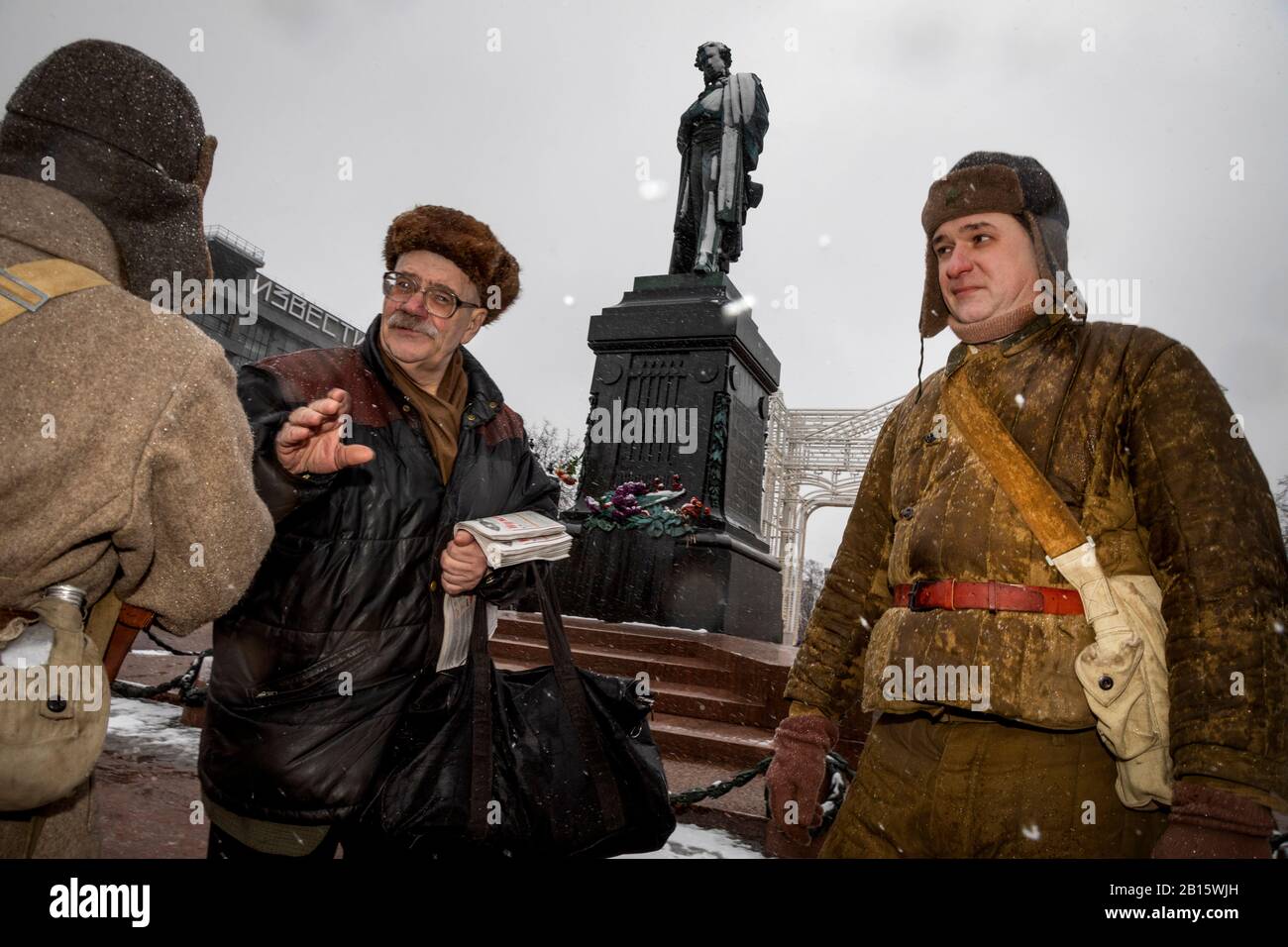 Moscou, Russie. 23 février 2020 Personnes en uniforme de la Grande Guerre patriotique de 1941-1945 sur la place Pouchkine au centre de Moscou lors de la célébration du 102ème anniversaire de la fondation de l'armée rouge soviétique et de la Marine soviétique, Russie Banque D'Images