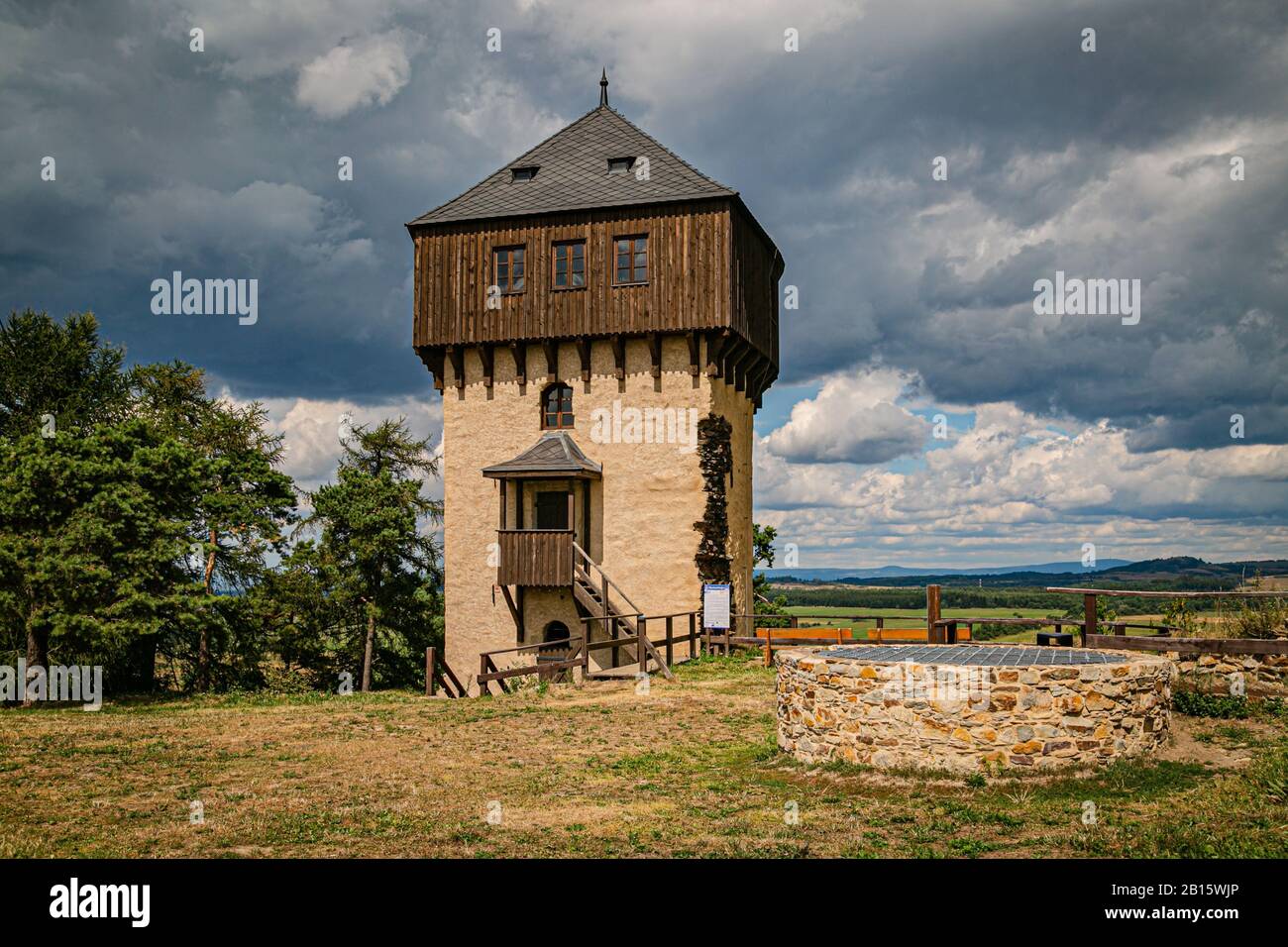 Hartenstejn, République tchèque - 11 août 2018 : tour de Lookout dans le château gothique ruiné construit au XVe siècle et puits d'eau en pierre. Banque D'Images