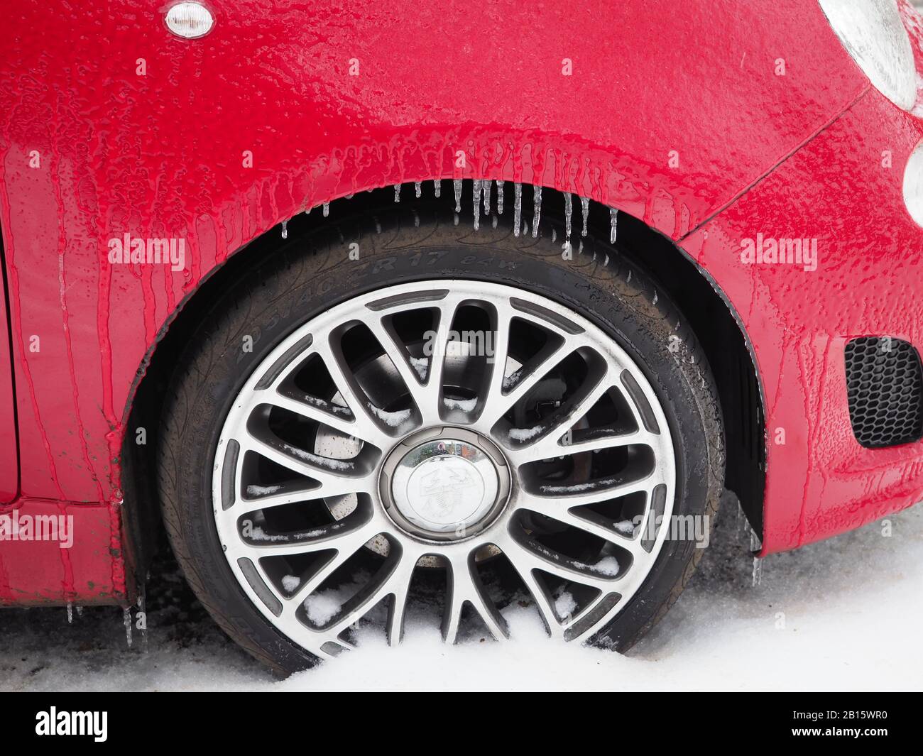 icelles accrochées au passage de roue d'une voiture rouge Banque D'Images