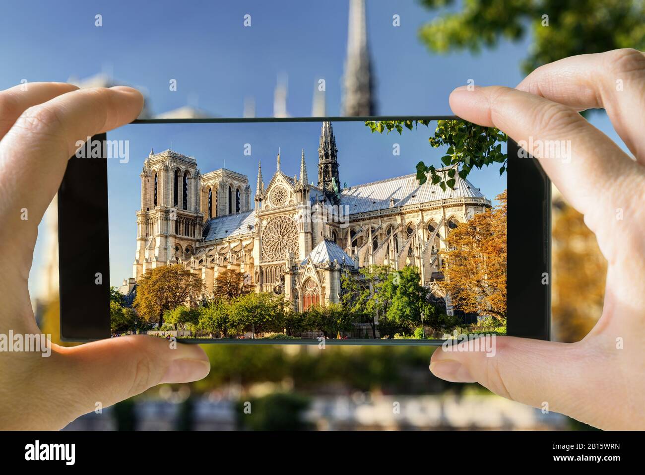 Tourisme prenant la photo de notre Dame de Paris en été, France. C'est un monument célèbre de Paris. Photo de la cathédrale notre Dame sur smartphone. Tr Banque D'Images