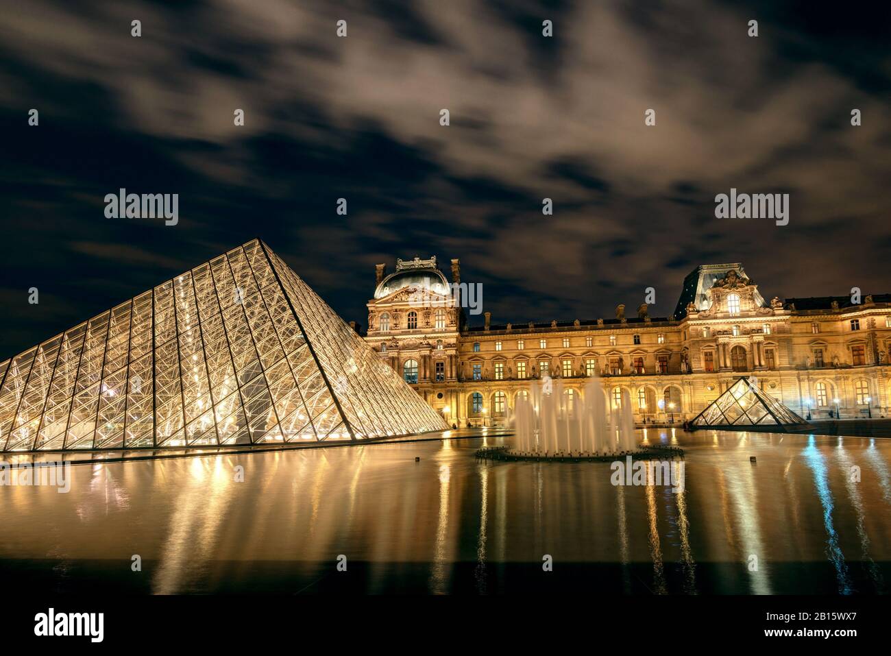 Paris - 25 SEPTEMBRE : Musée du Louvre dans la nuit le 25 septembre 2013 à Paris. Le Louvre est l'un des plus grands musées au monde et l'un des plus grands musées du monde Banque D'Images