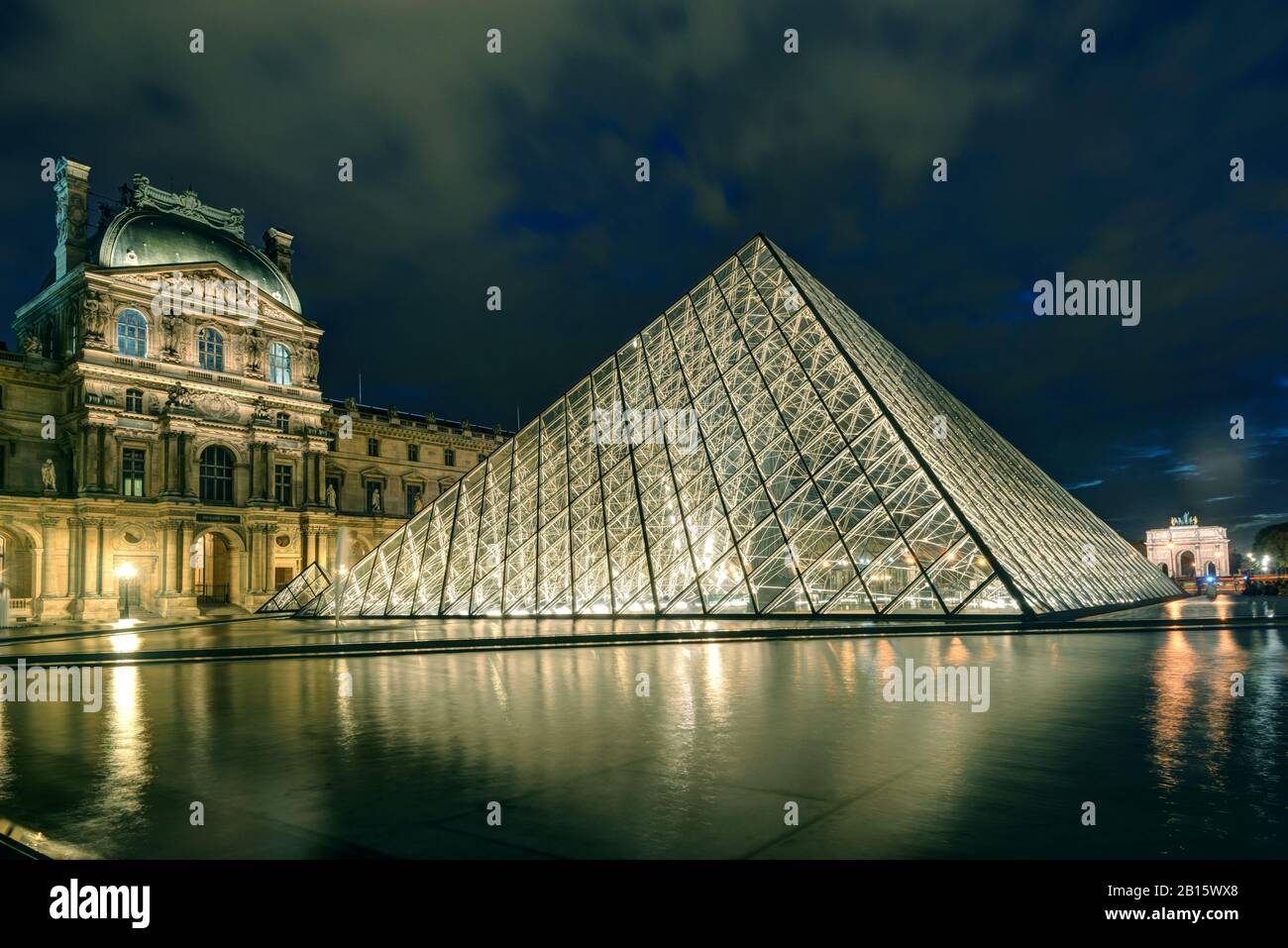 Paris - 25 SEPTEMBRE : Musée du Louvre dans la nuit le 25 septembre 2013 à Paris. Le Louvre est l'un des plus grands musées au monde et l'un des plus grands musées du monde Banque D'Images