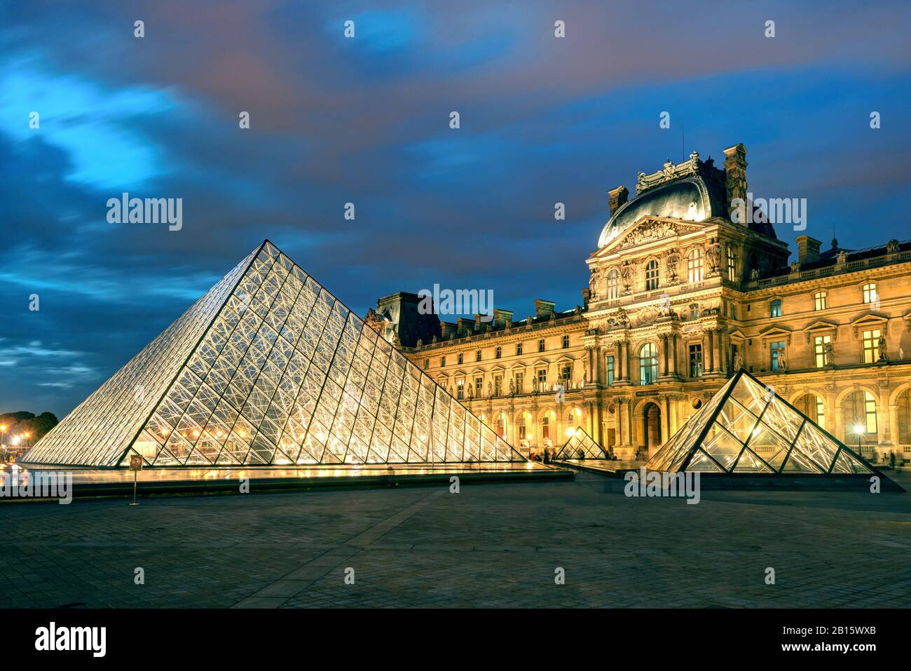 Paris - 25 SEPTEMBRE : Musée du Louvre dans la nuit le 25 septembre 2013 à Paris. Le Louvre est l'un des plus grands musées au monde et l'un des plus grands musées du monde Banque D'Images