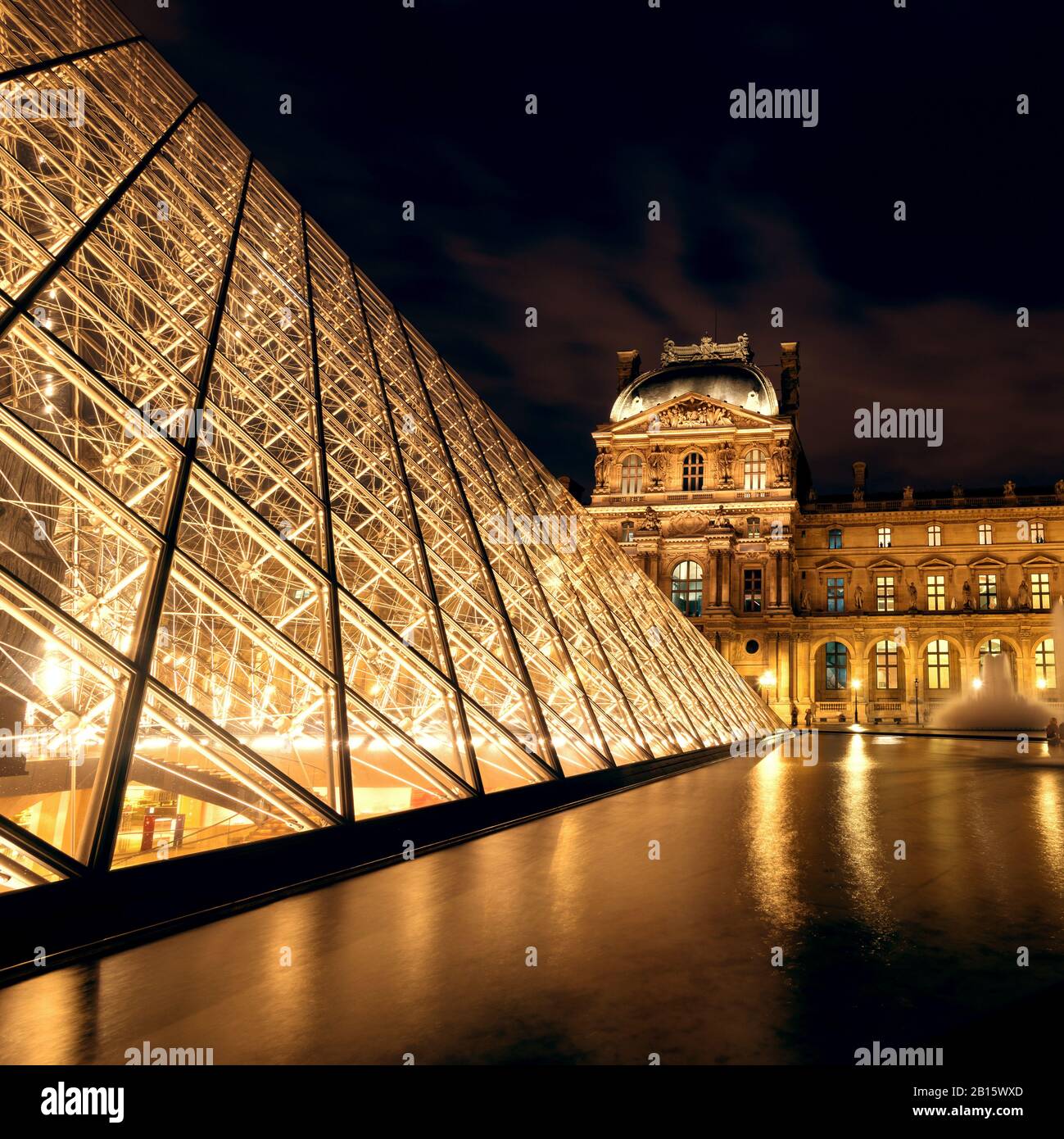 Paris - 25 SEPTEMBRE : Musée du Louvre dans la nuit le 25 septembre 2013 à Paris. Le Louvre est l'un des plus grands musées au monde et l'un des plus grands musées du monde Banque D'Images