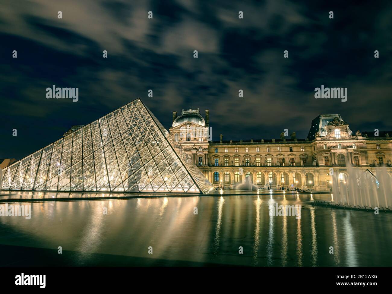 Paris - 25 SEPTEMBRE : Musée du Louvre dans la nuit le 25 septembre 2013 à Paris. Le Louvre est l'un des plus grands musées au monde et l'un des plus grands musées du monde Banque D'Images
