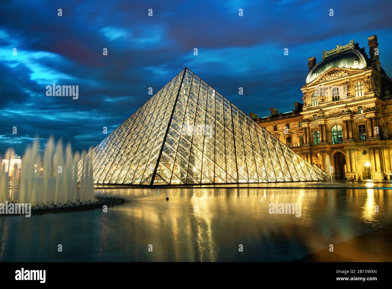 Paris - 25 SEPTEMBRE : Musée du Louvre dans la nuit le 25 septembre 2013 à Paris. Le Louvre est l'un des plus grands musées au monde et l'un des plus grands musées du monde Banque D'Images