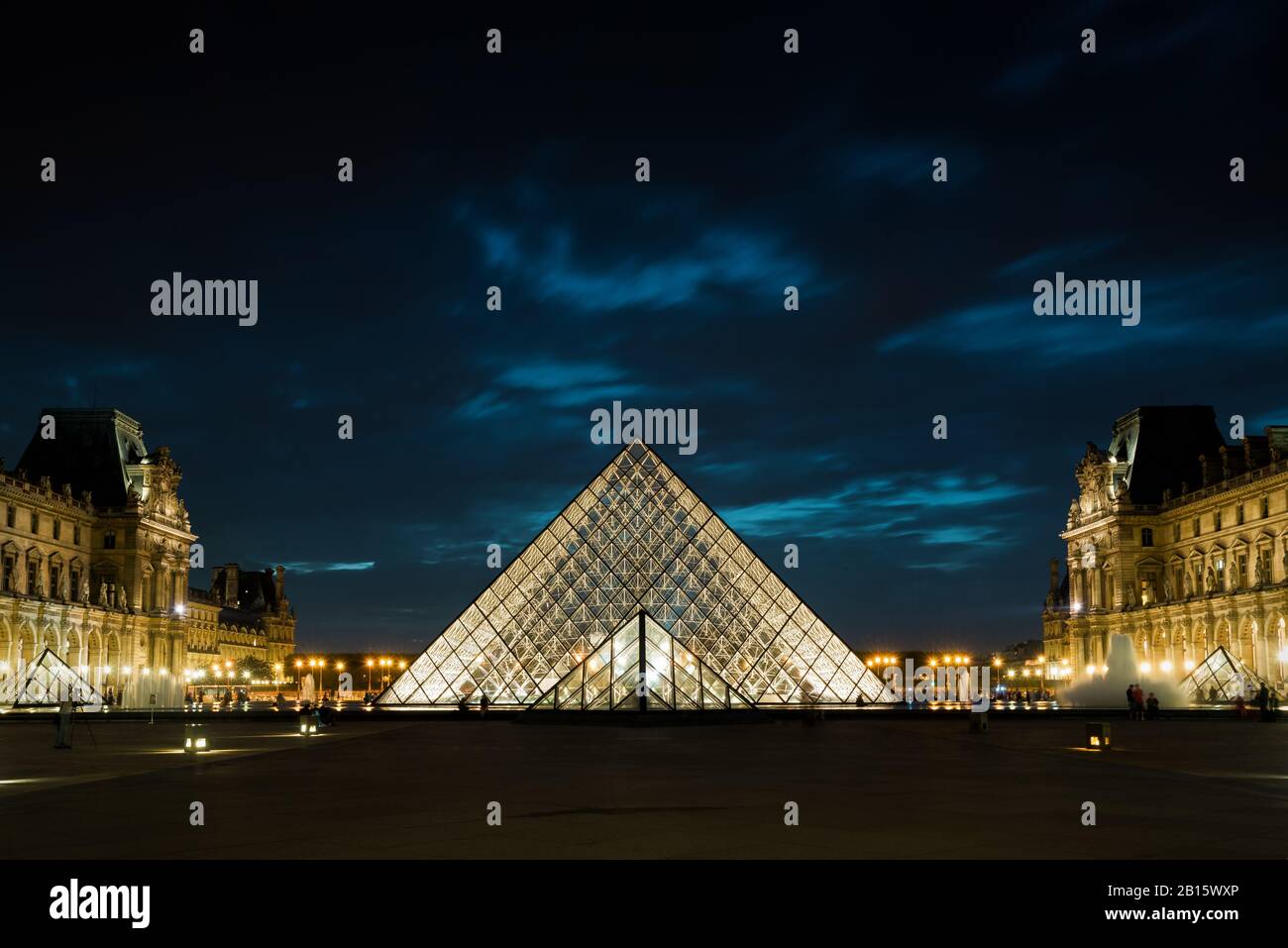 Paris - 25 SEPTEMBRE 2016 : musée du Louvre avec la célèbre pyramide de verre la nuit. Le Louvre est l'un des plus grands musées au monde et l'un des plus grands musées du monde Banque D'Images