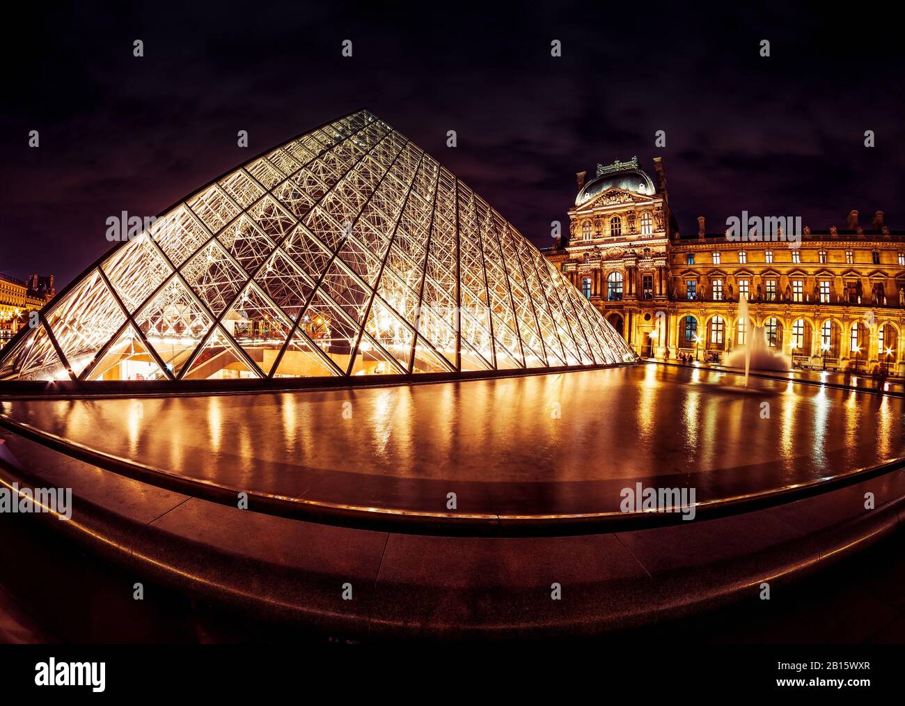 Paris - 25 SEPTEMBRE 2013 : la célèbre pyramide de verre au Louvre. Le Louvre est l'un des plus grands musées au monde et l'un des plus grands touristes Banque D'Images