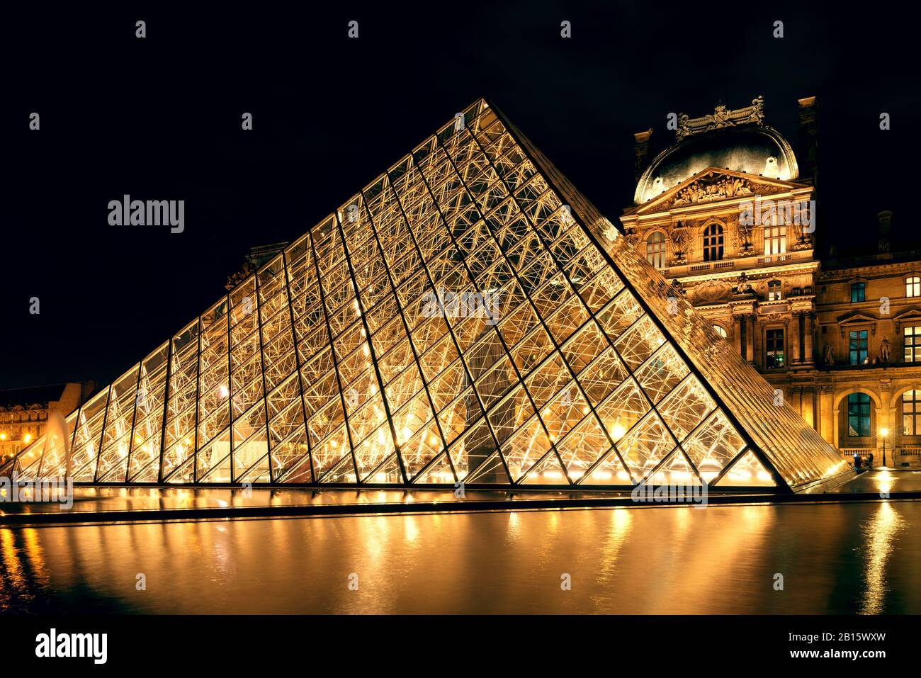 Paris - 25 SEPTEMBRE : Musée du Louvre dans la nuit le 25 septembre 2013 à Paris. Le Louvre est l'un des plus grands musées au monde et l'un des plus grands musées du monde Banque D'Images