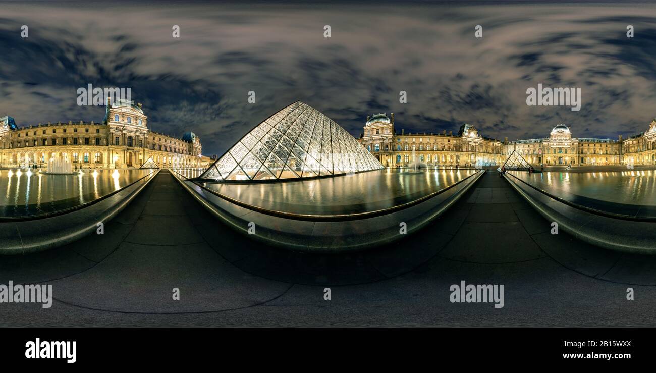 Paris - 25 septembre 2013 : panorama complet à 360 degrés du musée du Louvre la nuit, France. Vue panoramique sphérique du Louvre avec la Pyramide de verre. Jolie couture Banque D'Images
