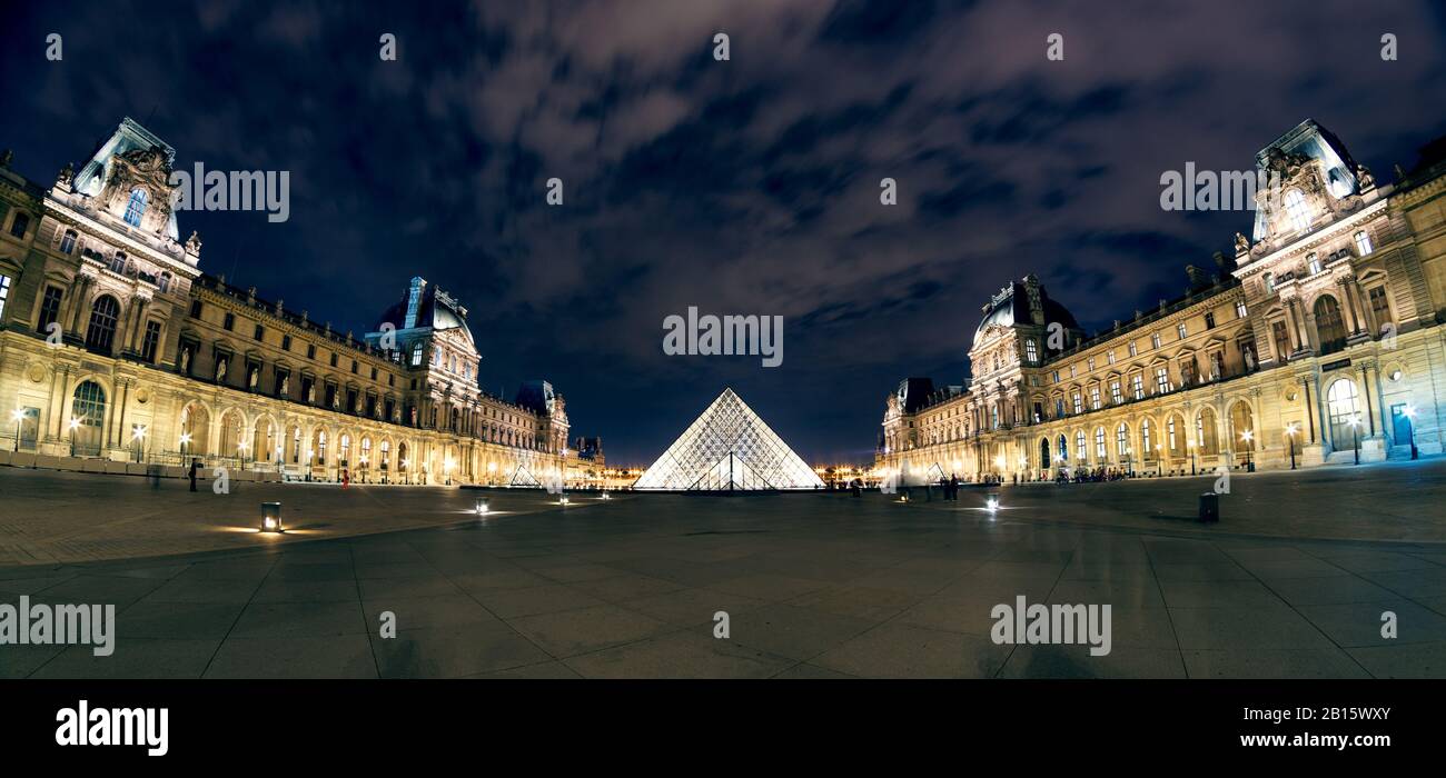 Paris - 25 SEPTEMBRE : Musée du Louvre dans la nuit le 25 septembre 2013 à Paris. Le Louvre est l'un des plus grands musées au monde et l'un des plus grands musées du monde Banque D'Images