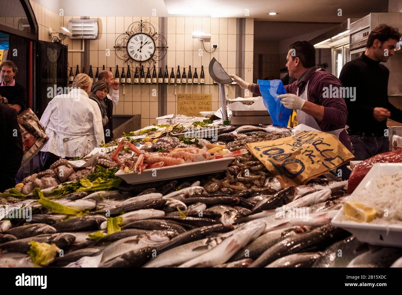 Italie Emilia Romagna Comacchio Eel Festival - vente de produits de poisson et d'anguilles Banque D'Images