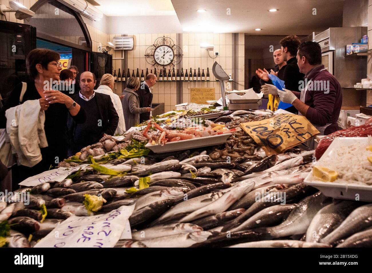 Italie Emilia Romagna Comacchio Eel Festival - vente de produits de poisson et d'anguilles Banque D'Images
