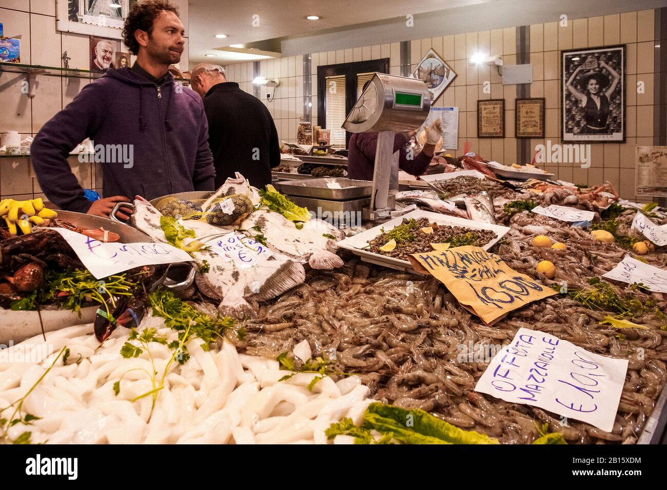 Italie Emilia Romagna Comacchio Eel Festival - vente de produits de poisson et d'anguilles Banque D'Images