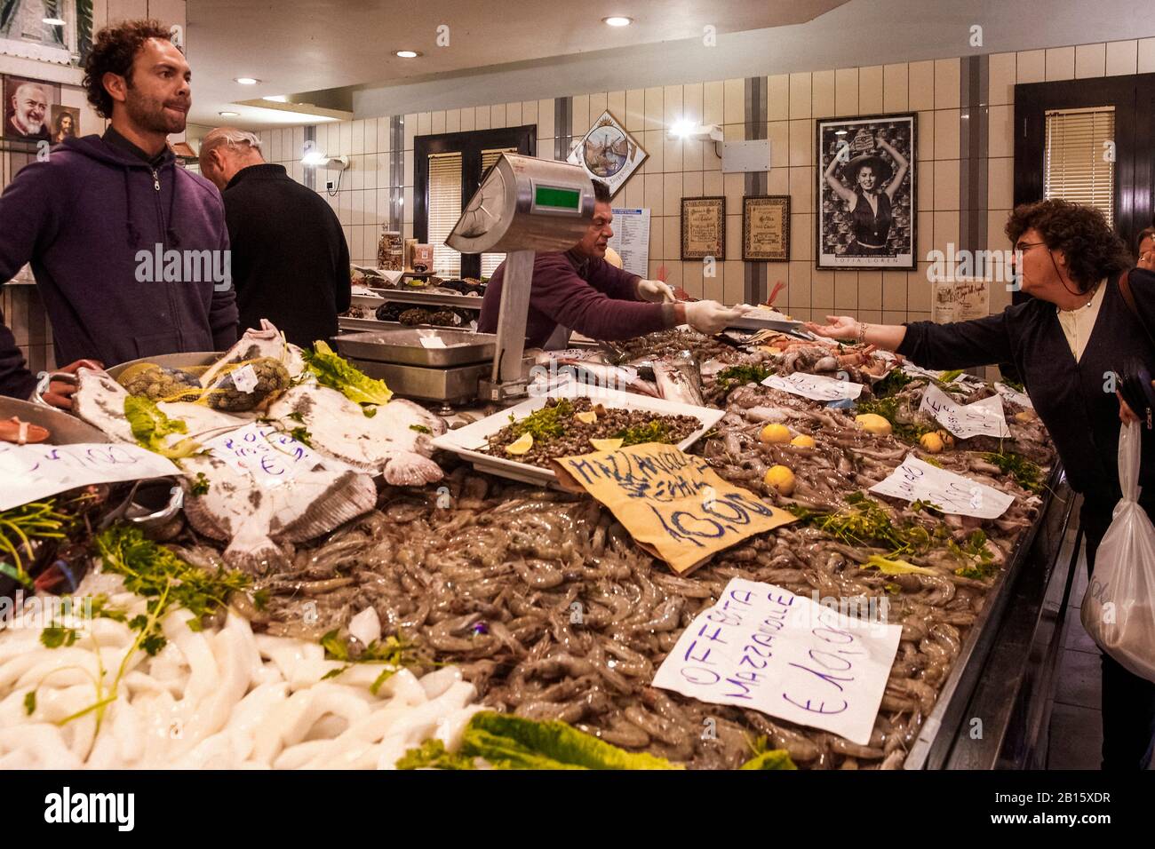 Italie Emilia Romagna Comacchio Eel Festival - vente de produits de poisson et d'anguilles Banque D'Images