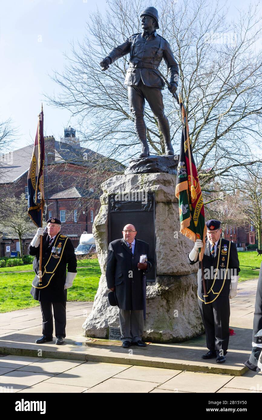 Warrington, Royaume-Uni. 23 février 2020. Rassemblement et service à la statue du portrait de bronze dans le jardin Queen's, place Palmyra, le centre-ville de Warrington est du Lt Colonel W McCarthy O'Leary du South Lancashire Regiment. Le siège de Ladysmith où les Boers et les hauteurs de Tugela devaient être pris. C'était la colline de Pieter dans les hauteurs de Tugela quand le Lt Col McCarthy O'Leary a dirigé le crédit d'accusation : John Hopkins/Alay Live News Banque D'Images