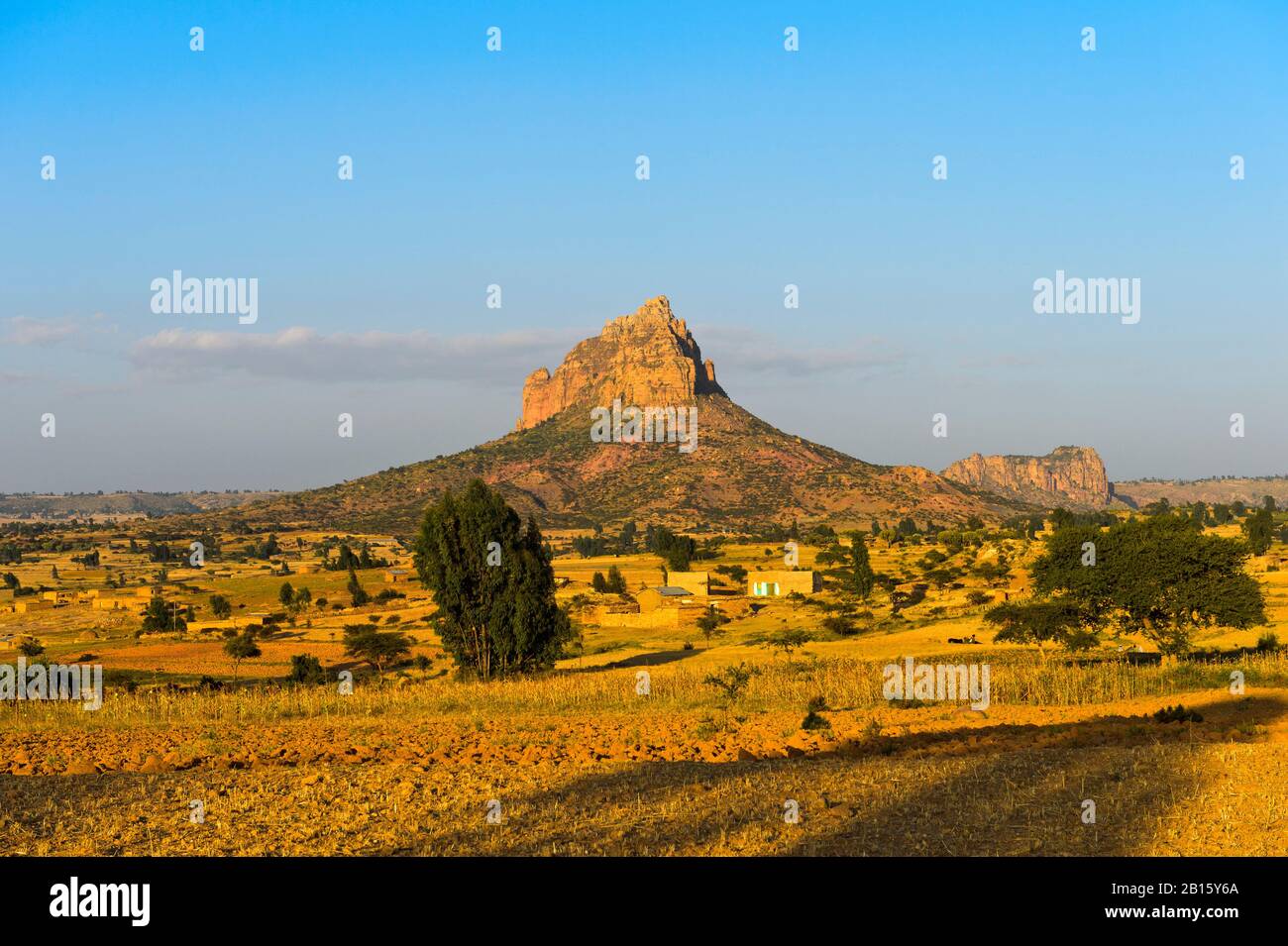 Paysage avec montagne érodée à plateau plat, Amba, dans les hautes-terres éthiopiennes, Tigray, Ethiopie Banque D'Images