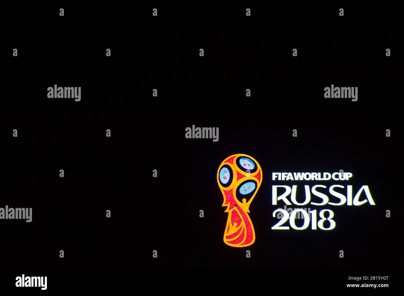 Moscou, RUSSIE - 10 juin 2017 le logo de la coupe du monde RUSSIE 2018 sur le toit d'un grand bâtiment à Moscou. Banque D'Images