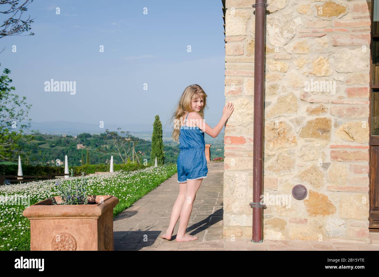 adorable petit enfant à côté du bâtiment italien typique Banque D'Images