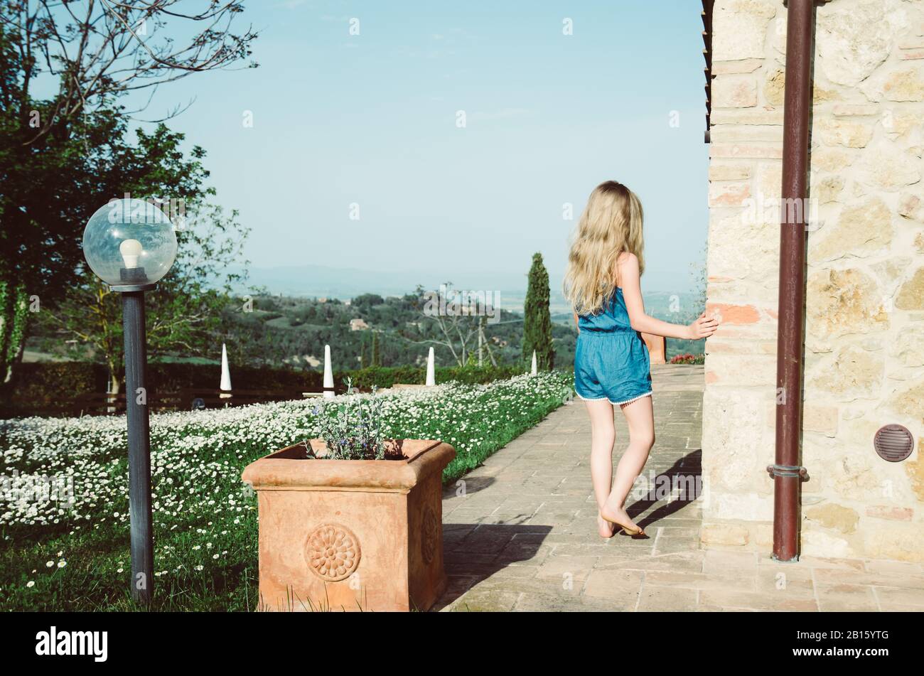 adorable petit enfant à côté du bâtiment italien typique Banque D'Images