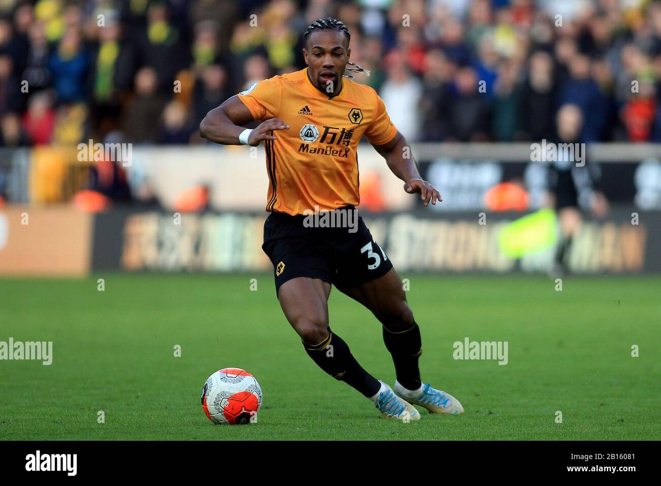 Wolverhampton, Royaume-Uni. 23 février 2020. Adama Traore de Wolverhampton Wanderers en action. Premier match de ligue, Wolverhampton Wanderers / Norwich City au Molineux Stadium à Wolverhampton le dimanche 23 février 2020. Cette image ne peut être utilisée qu'à des fins éditoriales. Utilisation éditoriale uniquement, licence requise pour une utilisation commerciale. Aucune utilisation dans les Paris, les jeux ou une seule édition de club/ligue/joueur. Pic par Steffan Bowen/Andrew Orchard sports photographie/Alay Live news crédit: Andrew Orchard sports photographie/Alay Live News Banque D'Images