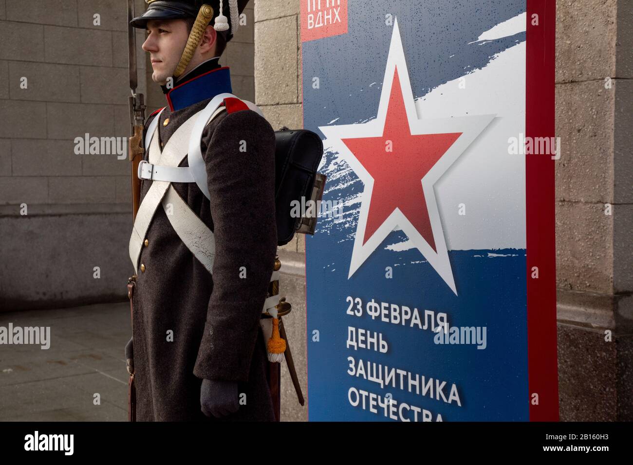 Moscou, Russie. 23 février 2020 vue d'un soldat dans l'armée russe uniforme temps du 18-19 siècle pendant l'action 'gardiens de la patrie à tout moment' à l'arche de l'entrée principale du VDNKh en célébration du 23 février 'Journée de la patrie', Qui est gardée par des inscriptions dans l'uniforme traditionnel de l'armée russe de différentes époques historiques, à Moscou, en Russie Banque D'Images