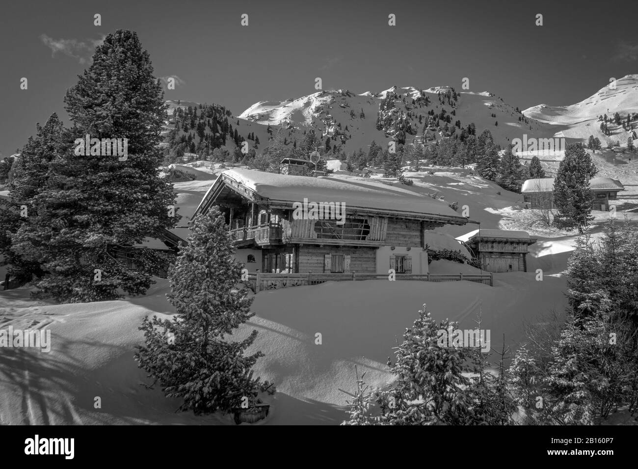 dans les montagnes enneigées se trouve une cabane en bois recouverte de neige Banque D'Images