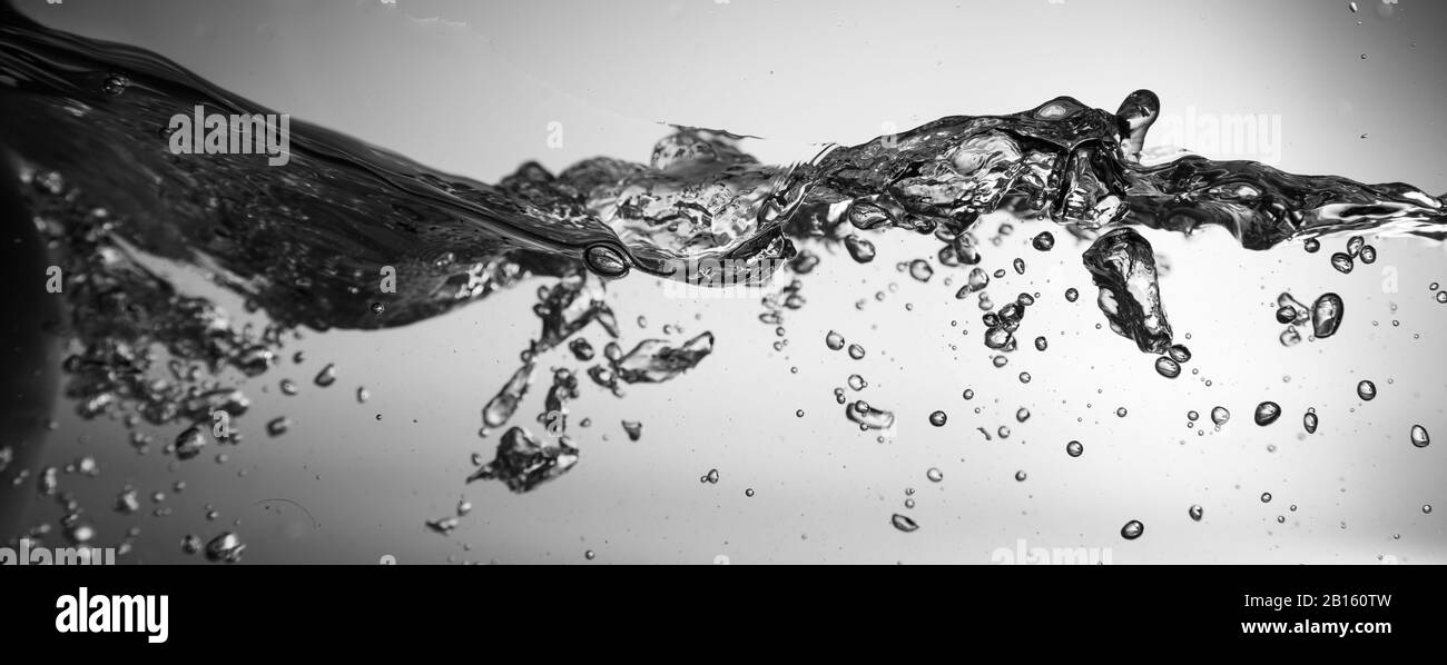eau bleue éclaboussé et goutte pour boire, eau abstraite pure et fraîcheur concept fond Banque D'Images