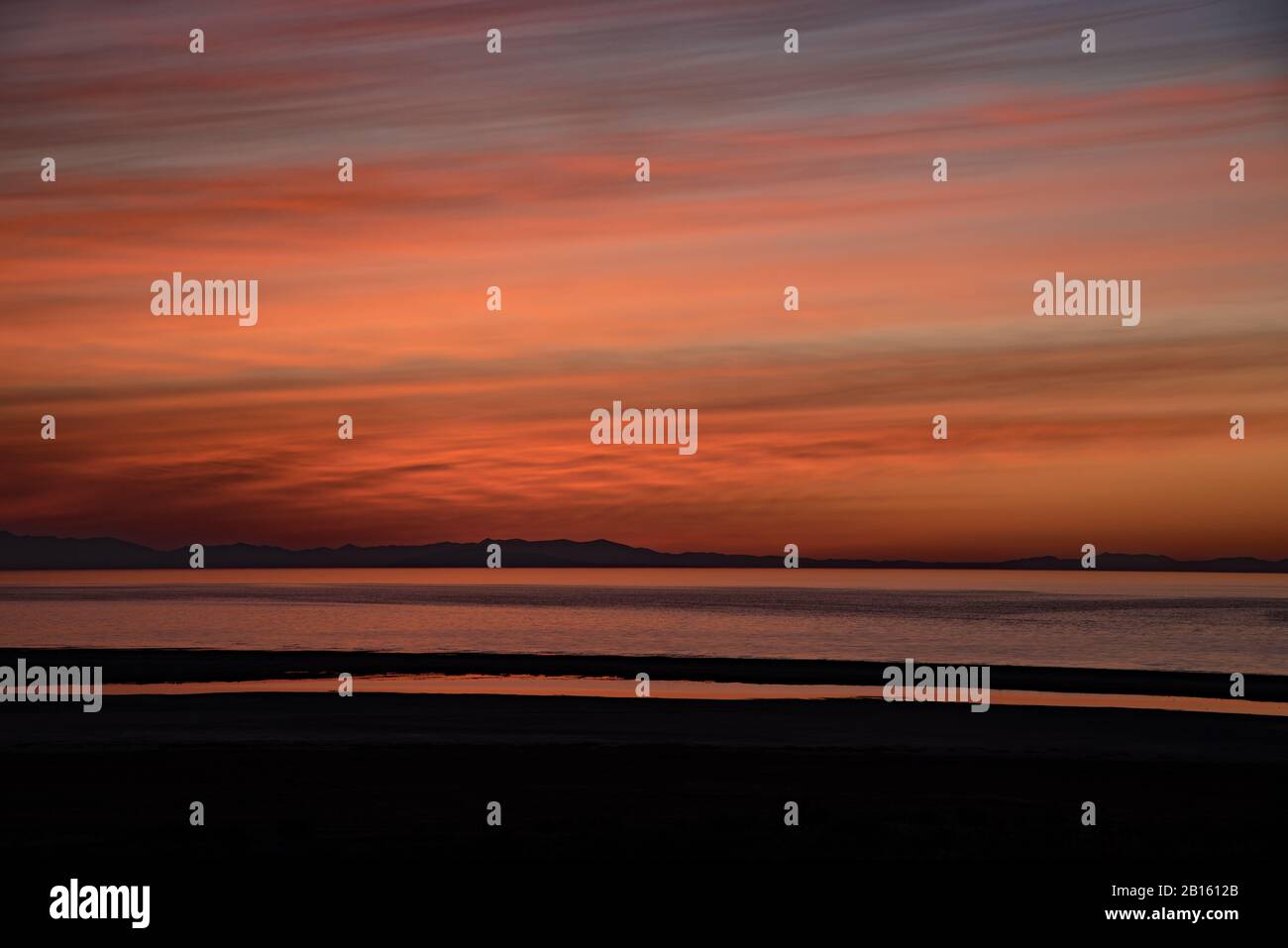 Coucher de soleil sur le Grand lac salé pris du parc national de l'île Antelope. Banque D'Images