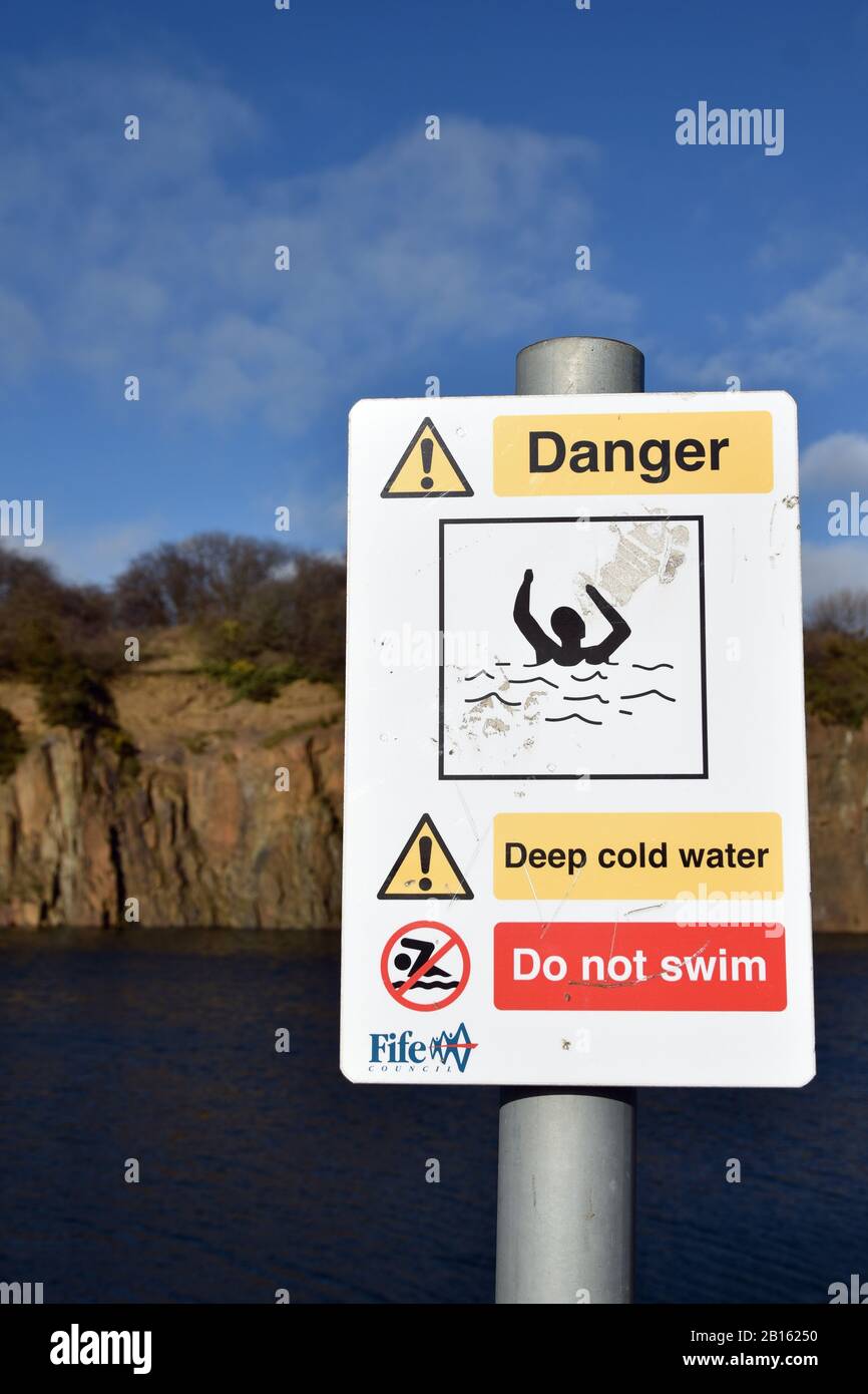 Signe d'avertissement carrière de Prestonhill Inverkeithing où des morts ont eu lieu. Eau froide profonde, danger de noyade, ne nagez pas. Eau floue, falaises. Banque D'Images