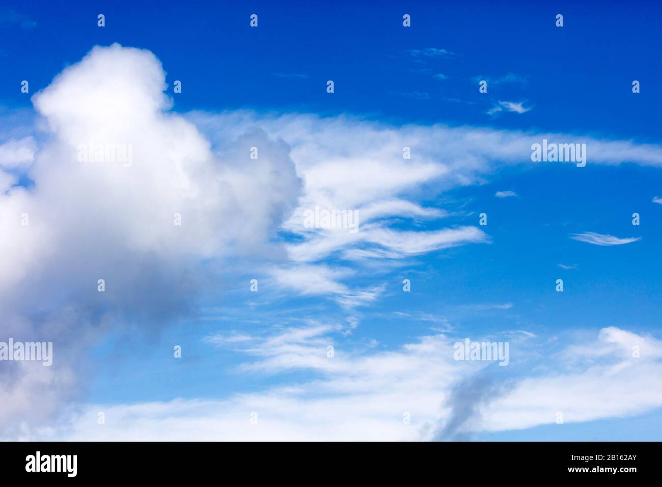 Magnifiques nuages contre le ciel bleu Banque D'Images