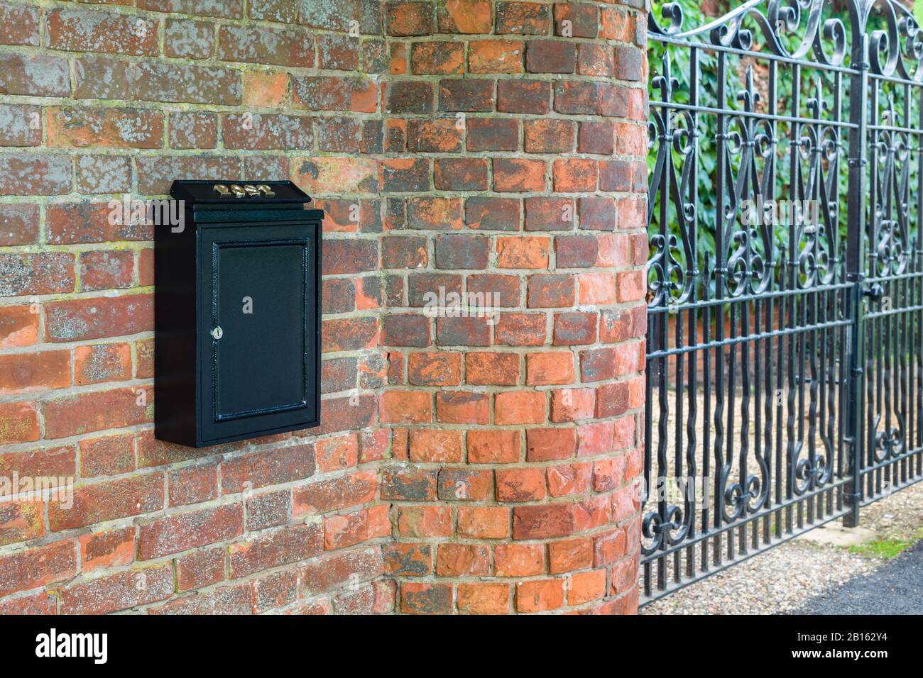 Boîte aux lettres et portes en fer forgé à l'entrée d'une maison anglaise, Royaume-Uni Banque D'Images