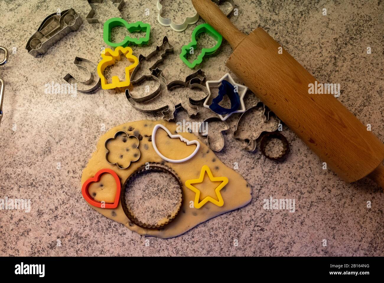 Faites cuire des biscuits pendant la merveilleuse saison de Noël avec de la farine, de la pâte et des biscuits. Banque D'Images