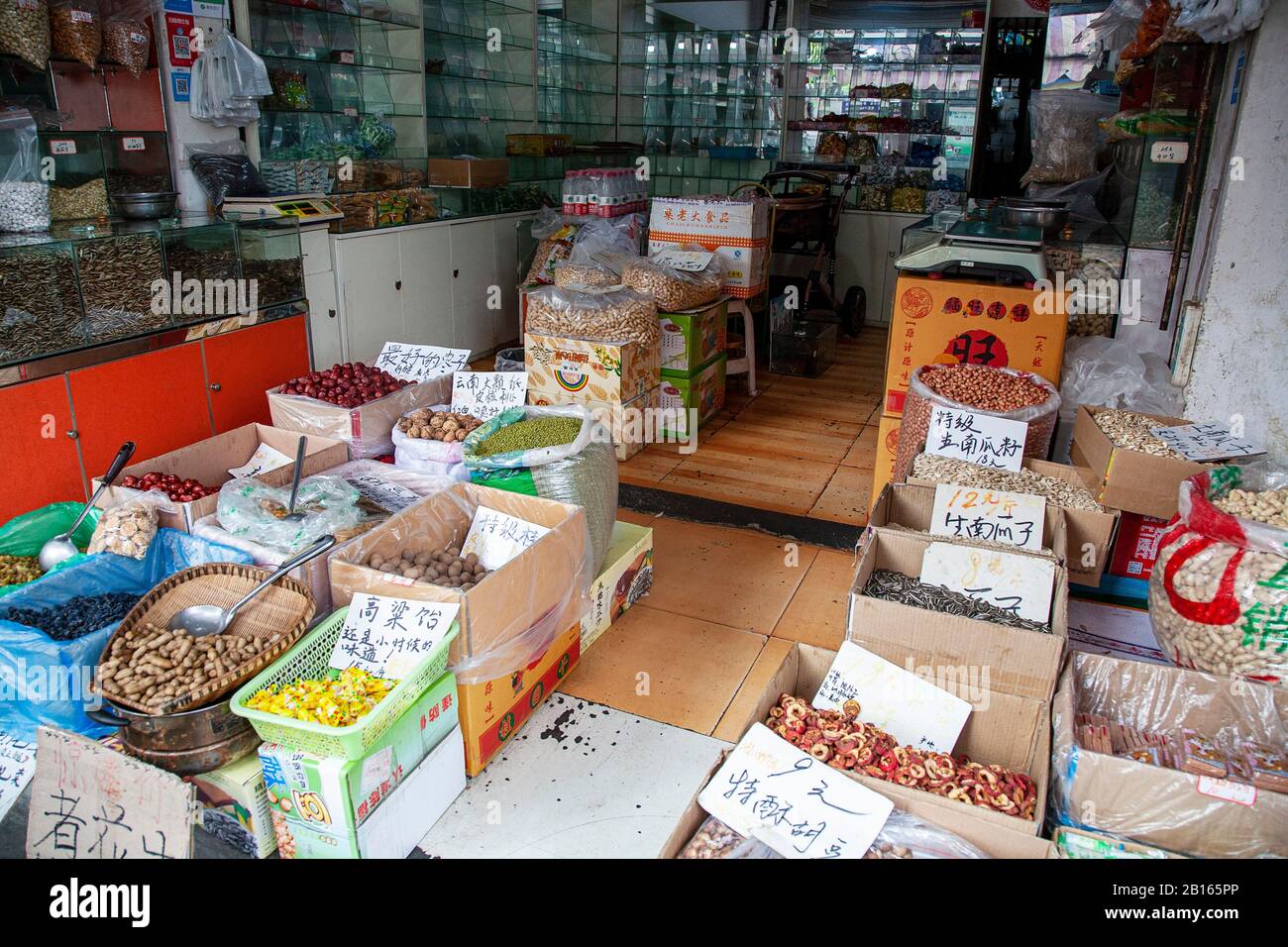 Noix et fruits secs exposés dans les magasins de Chengdu en Chine Banque D'Images