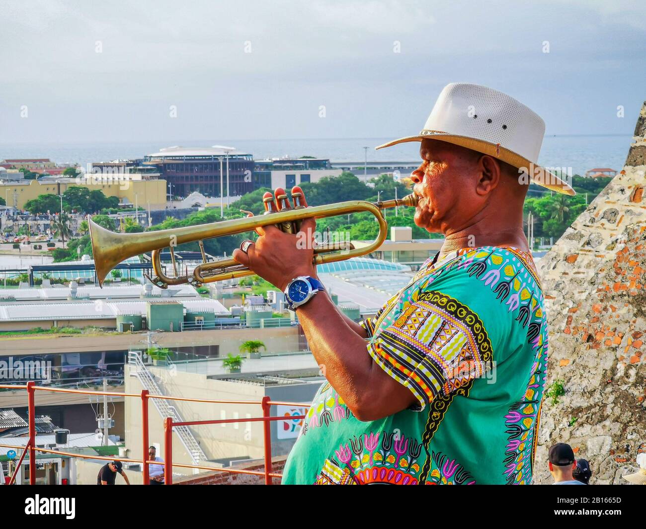 Carthagène, COLOMBIE - 05 NOVEMBRE 2019 : artiste de Trumpet au château Castillo de San Felipe de Barajas à Cartagena de Indias, Colombie. Banque D'Images