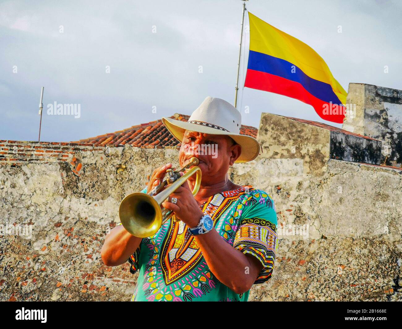 Carthagène, COLOMBIE - 05 NOVEMBRE 2019 : artiste de Trumpet au château Castillo de San Felipe de Barajas à Cartagena de Indias, Colombie. Banque D'Images