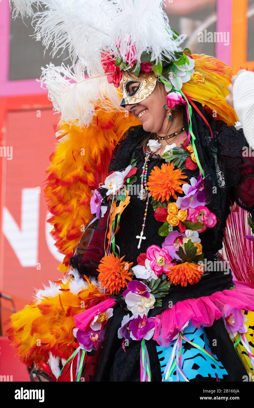Célébration du Carnaval 2020 sur la place Saint Marc à Venise où différents masques posent pour les touristes sur ferary 22.2020 Banque D'Images