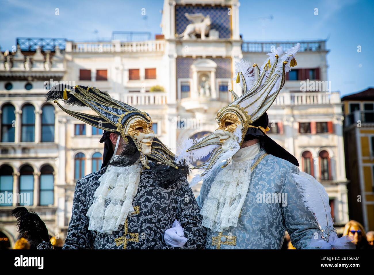 Célébration du Carnaval 2020 sur la place Saint Marc à Venise où différents masques posent pour les touristes sur ferary 22.2020 Banque D'Images