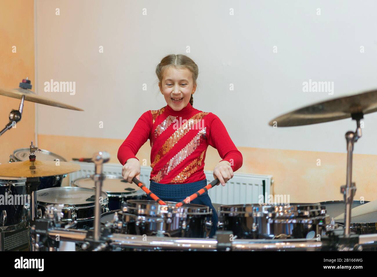 Fille de l'adolescence à jouer de la batterie. Les adolescentes ont de  l'amusement jouer ensembles de batterie en cours de musique Photo Stock -  Alamy