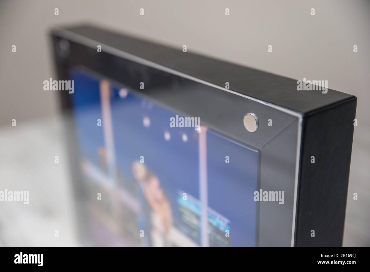 Vue d'angle de la boîte d'album noire avec couvercle en plexiglass magnétique avec aimants. Espace vide vide vide pour le texte ou la copie. Banque D'Images