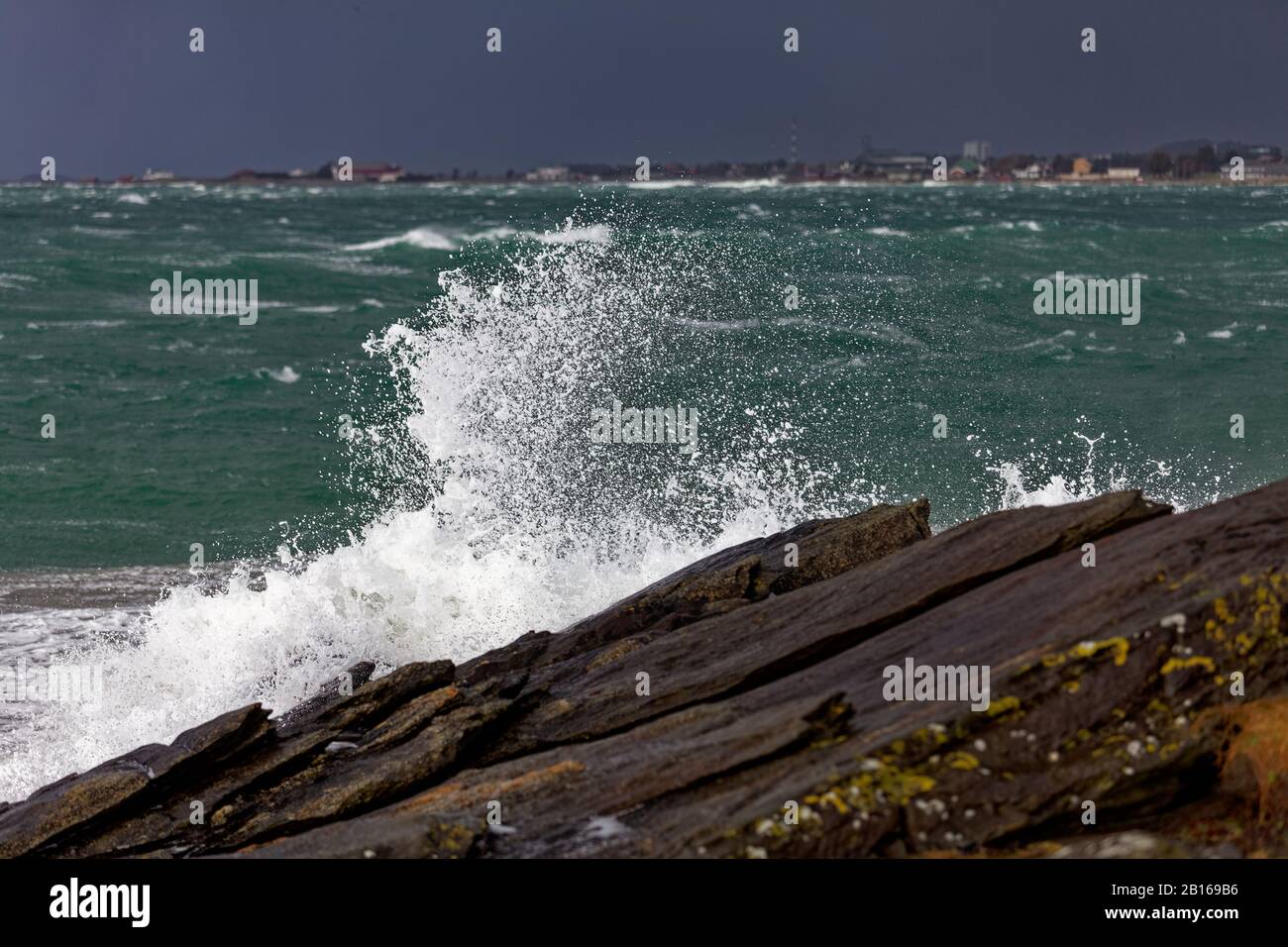 Vagues de la mer du Nord qui s'écrasent dans les rochers Banque D'Images