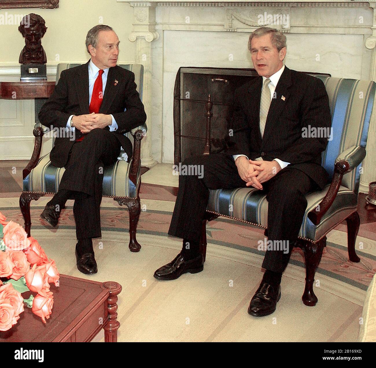 Le maire de New York, Michael Bloomberg, rencontre le président américain George W. Bush au Bureau ovale de la Maison Blanche à Washington le 19 mars 2003..crédit: Sachs/CNP /MediaPunch Banque D'Images