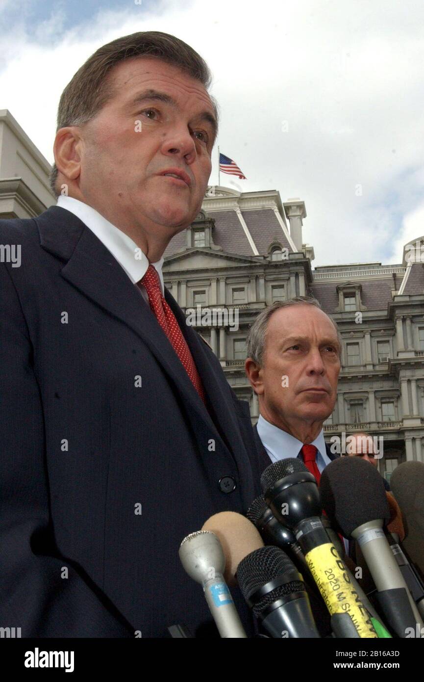 Le maire de New York, Michael Bloomberg, et le secrétaire américain à la sécurité intérieure, Tom Ridge, rencontrent des journalistes à la Maison Blanche à Washington le 19 mars 2003 à la suite de leur réunion au Bureau ovale avec le président Bush..Credit: Sachs/CNP /MediaPunch Banque D'Images