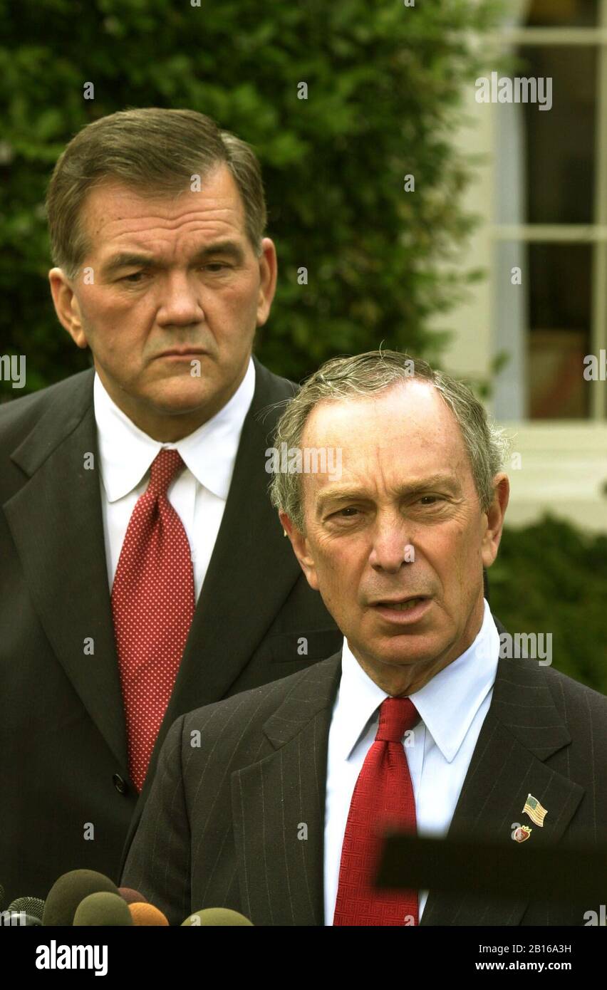 Le maire de New York, Michael Bloomberg, et le secrétaire américain à la sécurité intérieure, Tom Ridge, rencontrent des journalistes à la Maison Blanche à Washington le 19 mars 2003 à la suite de leur réunion au Bureau ovale avec le président Bush..Credit: Sachs/CNP /MediaPunch Banque D'Images