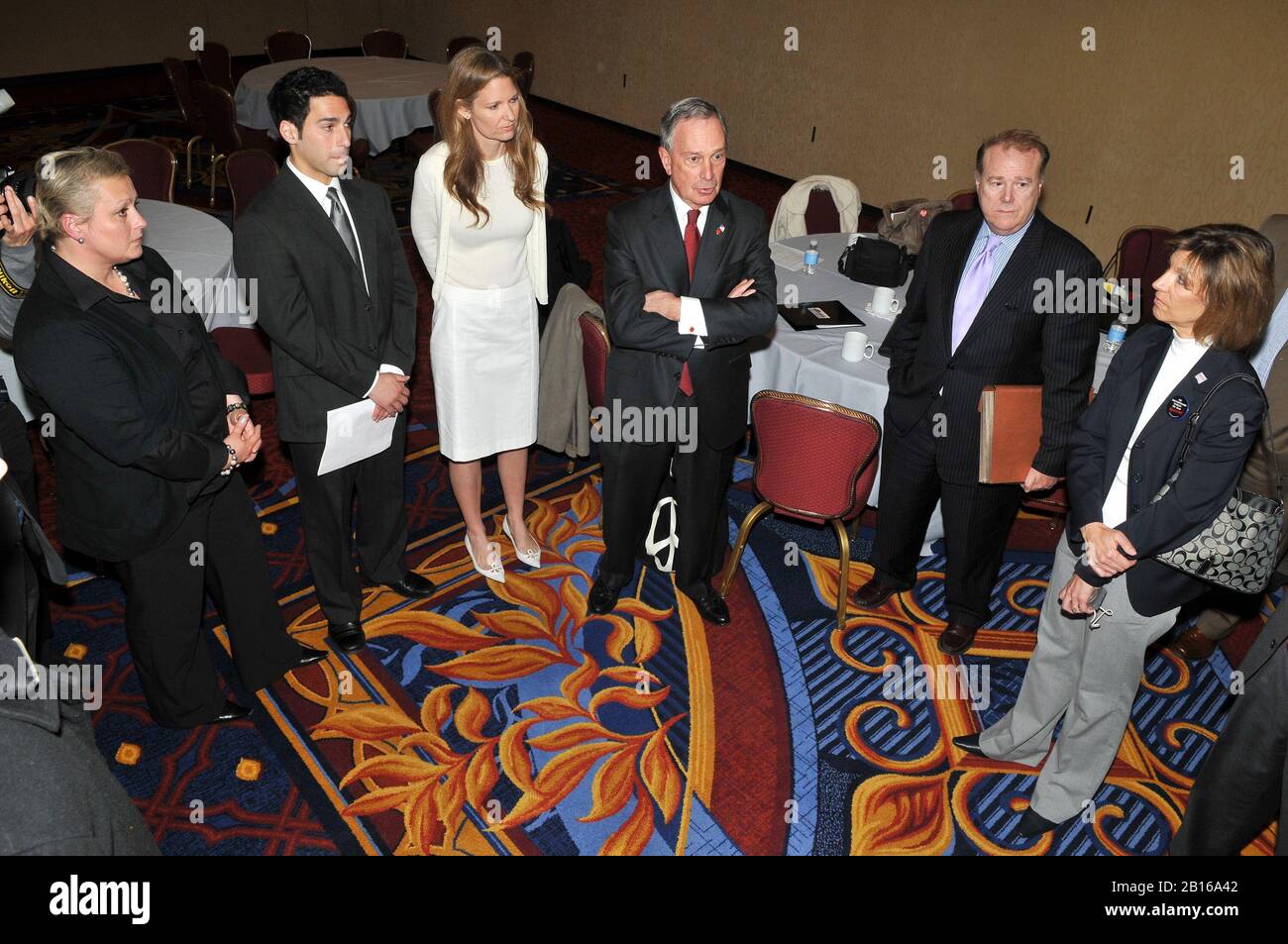 Arlington, VA - le 13 avril 2009 -- De gauche à droite : Tatyana Timoshenko, mère de l'agent de police tué Russel Timoshenko ; Omar Samaha, frère de Reema Samaha, qui était l'un des étudiants tués à Virginia Tech ; Abby Spangler, un chef de "canons" facile de protestation ; maire de la ville de New York Michael Bloomberg, un inconnu ; et un conseiller Bloomberg participant non identifié ; écoutez le maire parle des victimes et des militants avant de se présenter à une conférence de presse à Arlington, Virginia, parrainé par l'Organisation des Américains pour la sécurité dans les rues d'introduire une annonce télévisée faisant appel à l'ancien procureur général de l'État de Virginie Banque D'Images