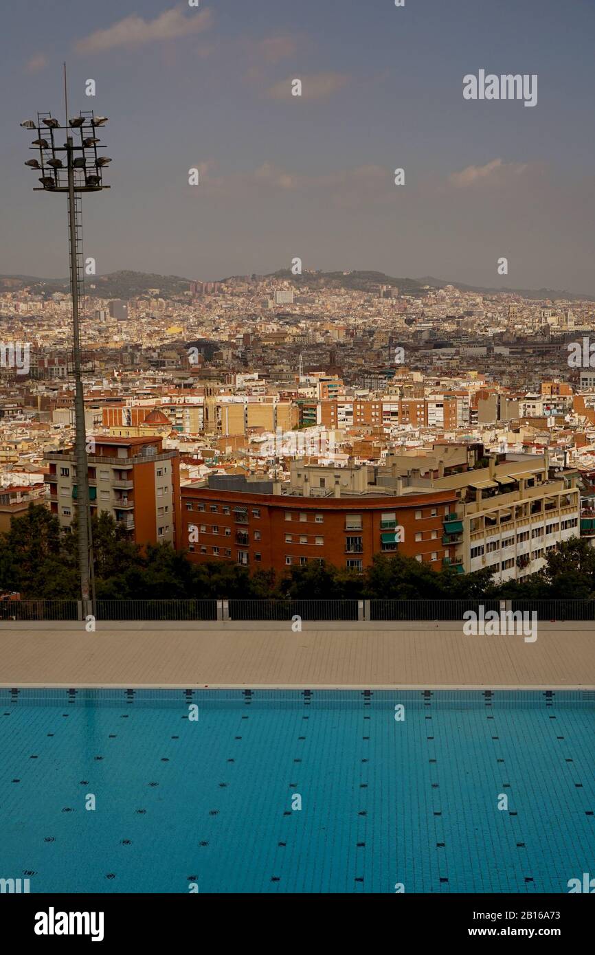 Piscine extérieure vide avec Barcelone en arrière-plan Banque D'Images