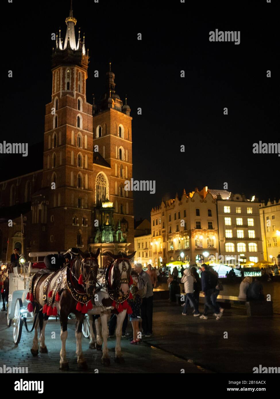 Chariot de cheval près de la basilique Sainte-Marie la nuit, Cracovie Banque D'Images