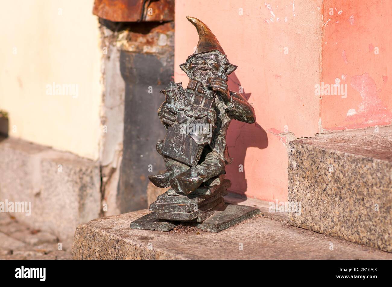 Wroclaw, Pologne, Février 2020. 'Przybij Piatke' Dwarf, gnome, célèbres petites statues à Wroclaw, plus de 350 ensemble. Chocolat Banque D'Images